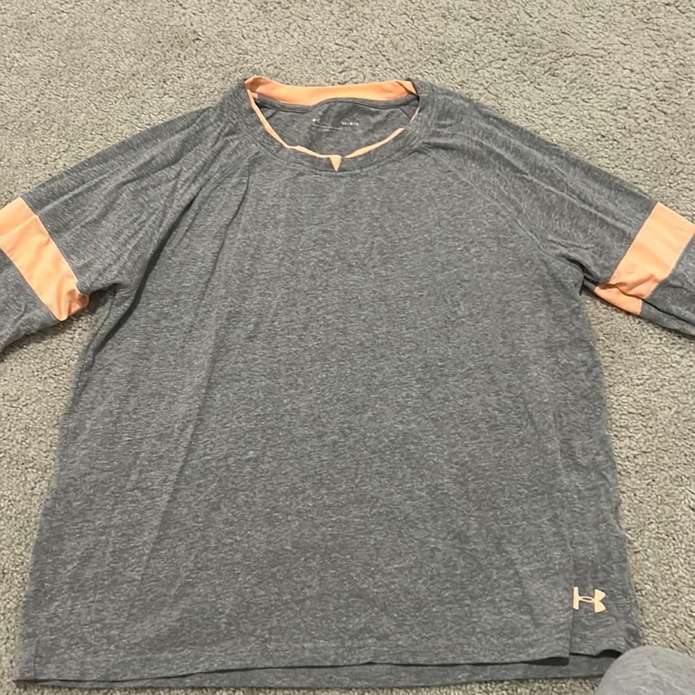 Under armour top! Worn a few times, in amazing condition! Womans large.